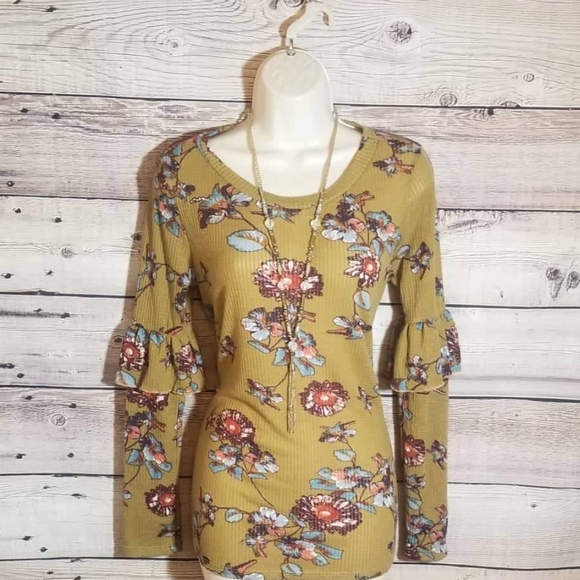 veveret Tops - (SOLD ON MERC) NWOT.  veveret waffle floral top